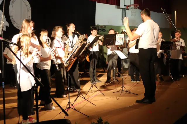 Das Jugendblasorchester mit Musiklehrer Robert Orthaber | Foto: Gerhard Langmann