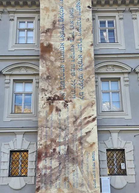 An der Fassade und im Kreuzgang des Tiroler Volkskunstmuseums Auszüge aus dem jüdischen Gebet Kaddisch