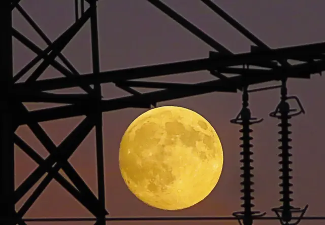 Ein Super-Vollmond. 
So nahe an der Erde wird der Mond 2025 nicht mehr sein.