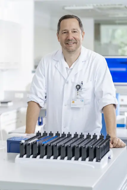 Beim Wissensforum am 26. November gibt Infektiologe Rainer Gattringer Einblicke in Unterschiede zwischen Grippe, RSV und COVID-19 und zeigt, wie wir uns im Alltag schützen können.
 | Foto: © Klinikum Wels-Grieskirchen / Nik Fleischmann 