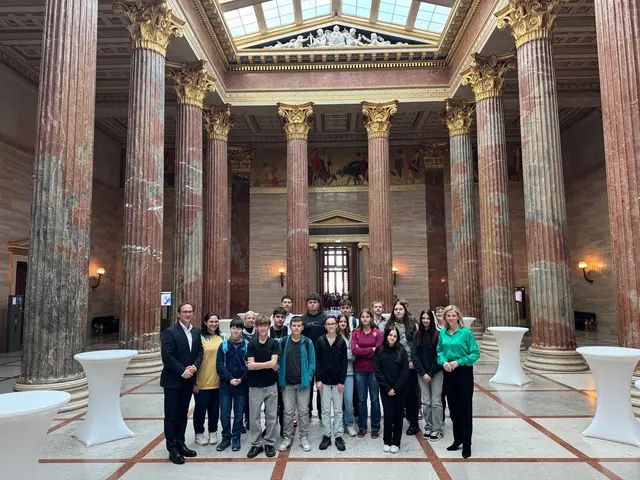 Nationalratsabgeordneter Andreas Minnich und Außenministerin Beate Meindl-Reisinger empfingen die 4a aus Langenzersdorf.  | Foto: Mittelschule Langenzersdorf