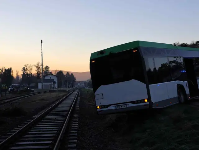 Die Bahnstrecke wurde sicherheitshalb gesperrt. | Foto: ASB Markus Hackl