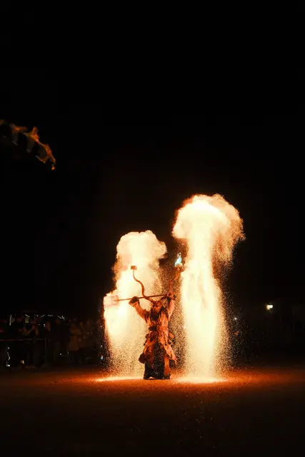 Feuer, Show und Gruselfaktor: Der Perchtenlauf in Schardenberg am Adventmarkt am 30. November 2025 verspricht wieder, spektakulär zu werden.  | Foto: Andreas Jank