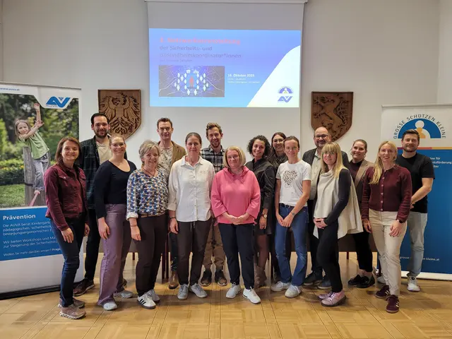 Vor zwei Jahren startete das Pilotprojekt „Sicherheits- und Gesundheitskoordinatorinnen/-koordinatoren an Leobener Schulen“ (SiGeKo). Im Bild: Teilnehmerinnen und Teilnehmer des Netzwerktreffen an der BH Leoben im Herbst 2025.
 | Foto: Große schützen Kleine