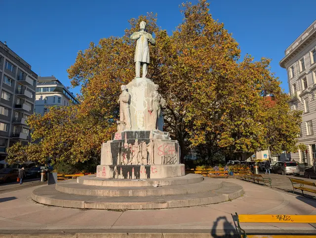 Die City-Grünen machen sich Sorgen um die Platane beim Lueger-Denkmal. | Foto: Fabian Franz/MeinBezirk