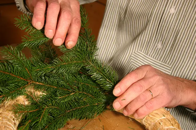 Tannenzweige, Draht und geschickte Hände: Schritt für Schritt entsteht aus frischem Grün ein traditioneller Adventkranz. | Foto: Volkskultur Steiermark