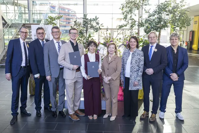 Im Bild (v.l.) FH-Rektor Dominik Engel, Walter Haas (stv. AR-Vorsitzender), Hilmar Linder (Departmentleiter Creative Technologies, Studiengangsleiter MultiMediaTechnology), die Absolventinnen und Absolventen Jonas Kubesch (MultiMediaTechnology) und Ipek Yilmaz (MultiMediaArt), Marianne Kusejko (AR-Vorsitzende), Hilla Lindhuber (stv. AR-Vorsitzende), Günther Grall (FH-Vizerektor), Till Fuhrmeister (Studiengangsleiter MultiMediaArt). | Foto: FH Salzburg/wildbild