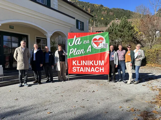 Die Bürgermeister Franz Lemmerer und Roland Raninger (links) sowie Mitglieder des Vereins "Pro Klinikum Stainach" sprachen sich klar gegen die Pläne der Landesregierung aus. | Foto: Schneeberger