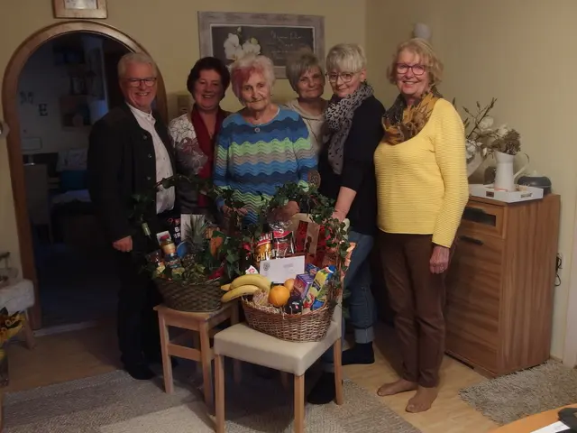 Harald Hofbauer, Maria Danninger, Jubilarin Erika Wendel, Karin Koller, Brigit Brinnich sowie Christa Koller (v.l.) | Foto: Marktgemeinde Dietmanns
