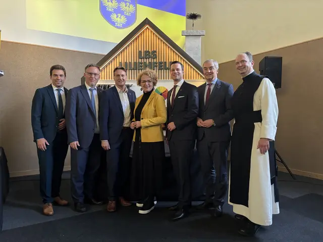 Bürgermeister Manuel Aichberger, Abteilungsleiter Helmuth Sturm, Direktor Gerald Müllner, Landesrätin Christiane Teschl-Hofmeister , Bildungsdirektor Karl Fritthum, WKNÖ-Vizepräsident Christian Moser und P. Hermann Joseph Schöppe. | Foto: Lina Chalusch