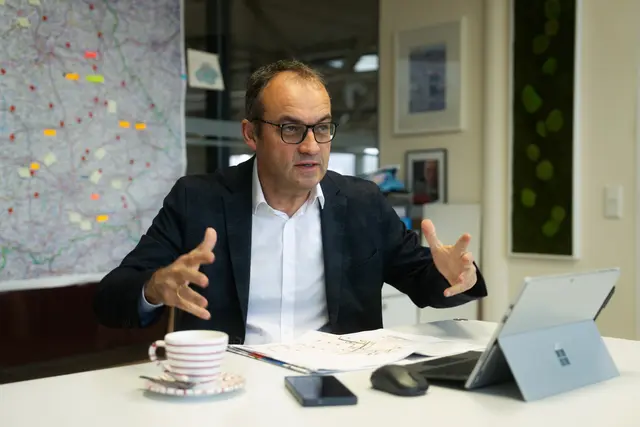 Fussl Modestraße-Chef Ernst Mayr: "Jeder Einkauf bei Temu ist ein kleiner Wohlstandsverlust für uns. Die EU setzt 2028 Maßnahmen, aber das gibt den Asiaten noch zwei Jahre Zeit, den Europäischen Handel zu zerstören und damit auch die Lebensqualität in Österreich." | Foto: Fussl Modestraße