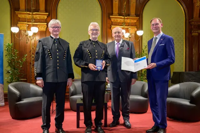 Laudator Walter Friesenbichler (ehemaliger Leiter des Lehrstuhles für Spritzgießen von Kunststoffen an der Montanuniversität Leoben), Clemens Holzer (Leiter des Lehrstuhls für Kunststoffverarbeitung, Montanuniversität Leoben), Hubert Culik (OFI Präsident) und Udo Pappler (Geschäftsführer OFI). (v. l.) | Foto: OFI/Michael Pyerin
