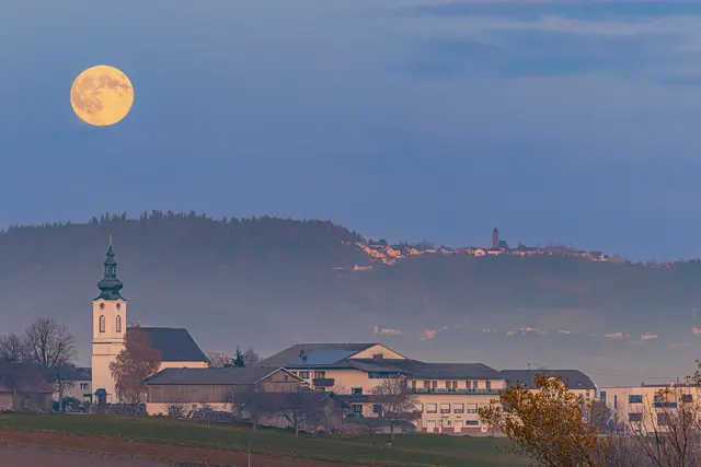 Der November-Vollmond trägt traditionell die Namen "Nebelmond" oder "Bibermond". 