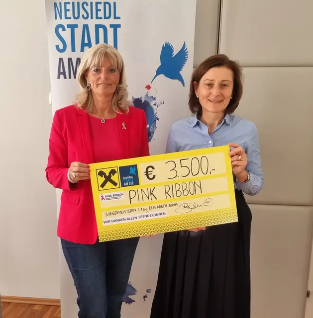Bürgermeisterin Elisabeth Böhm überreichte kürzlich eine Spendensumme von 3.500 Euro an Andrea Konrath, die Geschäftsführerin der Burgenländischen Krebshilfe. | Foto: Stadtgemeinde Neusiedl am See