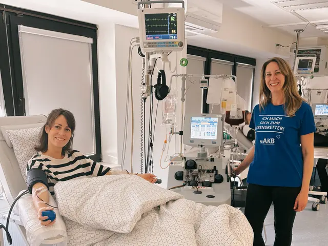 Sandra (links) bei ihrer Stammzellenspende. | Foto: Geben für Leben