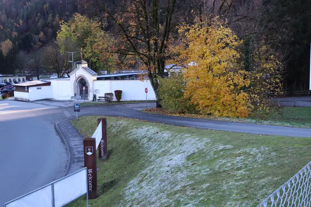 Radfeld muss sich um Asphaltierung und Schneeräumung der Zufahrt kümmern, kommt aber im Namen des Bahnhofes gar nicht vor. | Foto: Christiane Nimpf