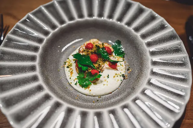 Geräucherter Karfiol-Panko-Paprika-Joghurt | Foto: Julia Zeitler