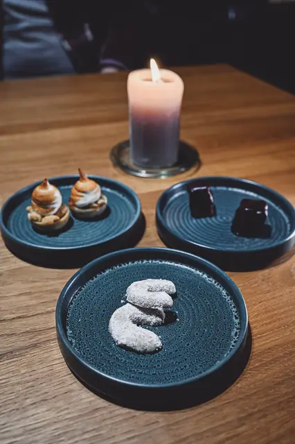 Apple Crumble-Vanillekipferl-Sacherwürfel | Foto: Julia Zeitler