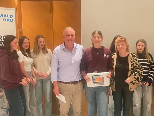 SPÖ-Fraktionsobmann und Gemeindevorstand Wolfgang Froschauer mit Sophie Stockmayr und Friseurin Stefanie Osterkorn (rechts). Sophie hat bei einer Verlosung am SPÖ-Informationsabend am 23. Oktober 2025 ein Tablet gewonnen. | Foto: SPÖ ST. Aegidi