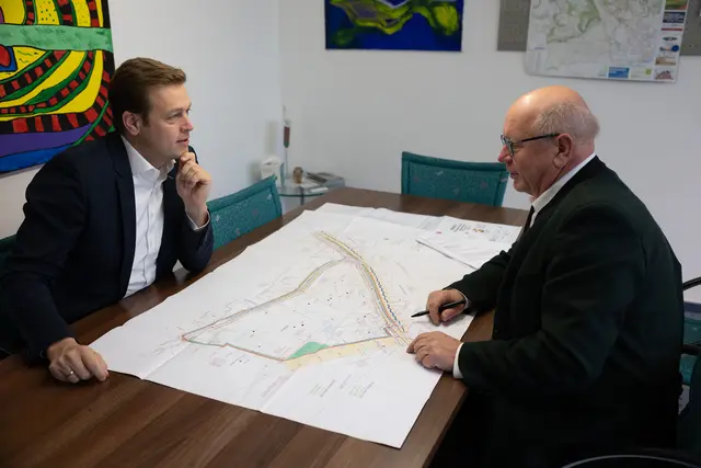 Landesrat Stefan Kaineder und Bürgermeister Johann Plakolm | Foto: Land OÖ/Simon Seher