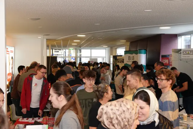 Der Andrang auf die Herbst-Jobmesse des Schulungszentrums war wieder enorm. | Foto: Michael Blinzer