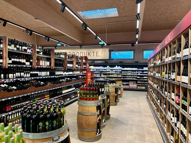 Das Weinregal wurde verdoppelt - die Vinothek besticht mit einem großen Angebot. | Foto: Markus Kahrer