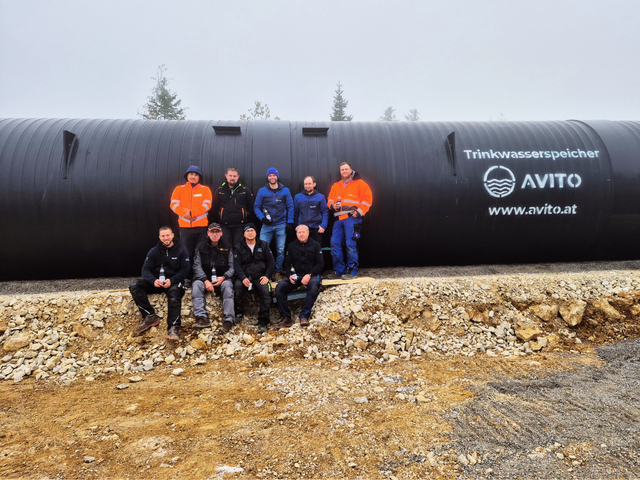 Das Team von Avito bei der Montage des Trinkwasserspeichers. Dieser befindet sich auf einer Höhe von rund 1.300 Metern. | Foto: Avito