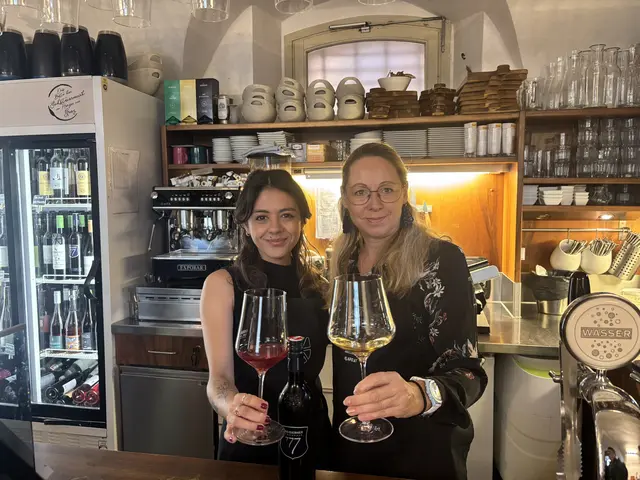 Sommelier Nadia Scheucher mit Klapotetz-Chefin Evelyn Merc.  | Foto: MeinBezirk/Markus Kropac