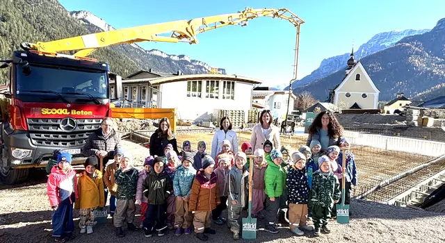 Die Kindergartenkinder und -pädagorinnen und Bgm. Georg Hochfilzer (li.) freuen sich über den Spatenstich. | Foto: Nikolaus Kogler