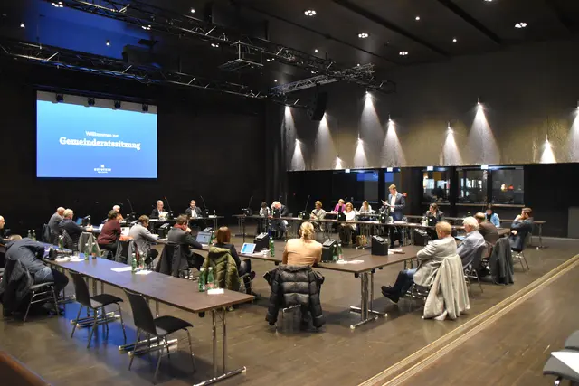 Stadtrat Lukas Blunder fordert die Wiedereinführung der Live-Übertragungen oder zumindest einer Aufzeichnung im Gemeinderat.  | Foto: Barbara Fluckinger