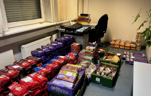 Ungewöhnliches Diebesgut: Die Polizei konnte große Mengen an Kaffee, Schokolade und Salami sicherstellen.  | Foto: LPD