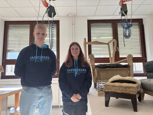 Manuel Twertek und Jessica Burghart sind im zweiten Lehrjahr der Tapezierer. „Abwechslungsreich, kreativ und voller Vielfalt, es ist einfach ein super Beruf!“ erzählt Jessica über ihre Entscheidung für die Lehre. | Foto: Lina Chalusch