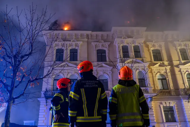 Feuerwehreinsatz an der Esplanade in Gmunden: Der Dachstuhl eines Gebäudes stand in Flammen. | Foto: TEAM FOTOKERSCHI