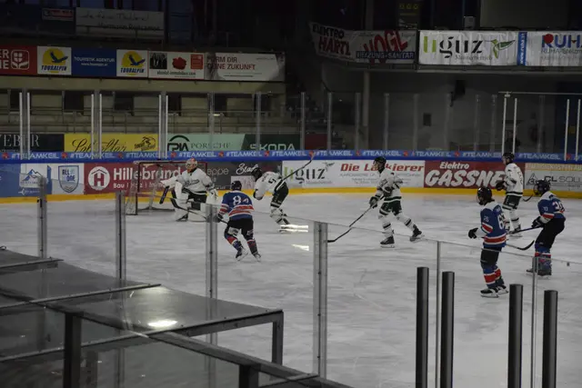 Eine Impression vom zweiten Match der Dark Green Ravens gegen den EC Eisfüchse Saalfelden am 2. November 2025 in der Eishalle in Zell am See. | Foto: Dark Green Ravens/Moser. M.