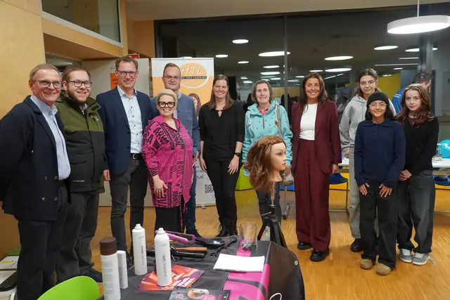 Friseurin Nicki Bogensperger (4.v.l.) von der Hairfactory75 stellte das Friseurhandwerk vor. | Foto: Johannes Brandner