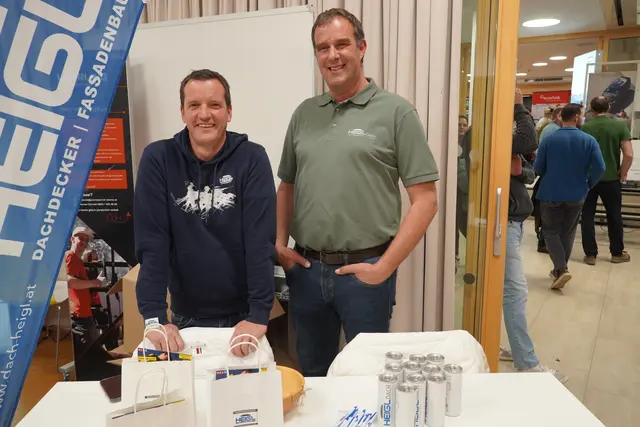 Das Team der Dachdeckerei Heigl mit Chef Bernhard Heigl stellte ihr Handwerk vor. | Foto: Johannes Brandner