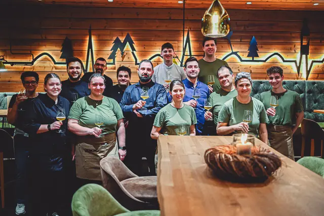 Für das Gelingen des Abends sorgte die gesamte Familie: Maxi, Andre, Lukas, Alex, Matthias, Hannah, Roland, Edith, Judith, Constanze, Franz, Dominik, Michi und Andi | Foto: Julia Zeitler