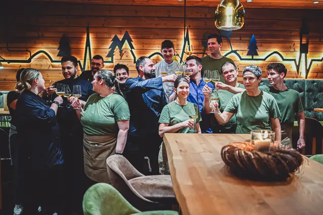 Ein Hoch auf die Gastgeber des gelungenen Abends.  | Foto: Julia Zeitler