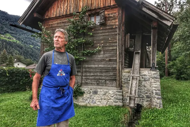Hans Glatzl vor der Haiminger Bauernmühle. | Foto: Glatzl