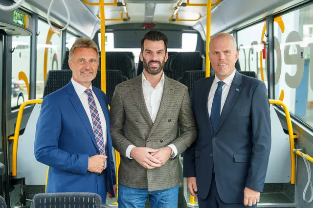 NÖ Verkehrslandesrat Udo Landbauer freut sich mit den NÖVOG Geschäftsführern Wolfgang Schroll (l.) und Michael Hasenöhrl (r.) über die erfolgreiche Zertifizierung.  | Foto: NÖVOG/Bollwein