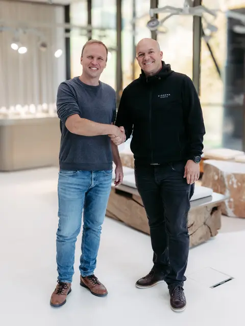 Biogena-COO Stefan Klinglmair (rechts) und Dominik Steinbichler von der Salzburger Kinderkrebshilfe bei der Spendenübergabe. | Foto: Biogena