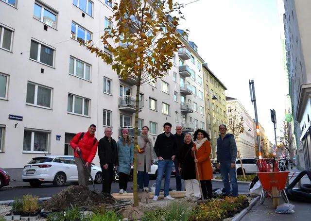 Saya Ahmad (2.v.r.) mit ihrem Stellvertreter Christian Sapetschnig (m., beide SPÖ), mit Mitarbeitern der MA42 und des Grätzllabors. | Foto: BV9