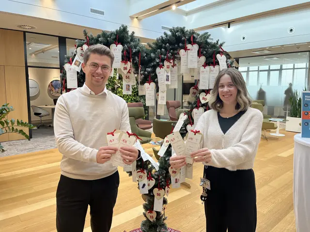 Bis zum 6. Dezember können Herzenswünsche aus den Filialen Neunkirchen Hauptplatz und Aspang geholt werden. Im Bild: Josephine Kirch und Christian Maurer. | Foto: Sparkasse Neunkirchen