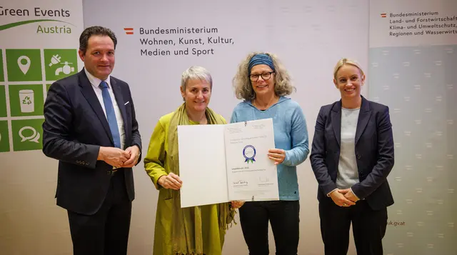Der Dorfplatz St. Andrä-Wördern wird für die Veranstaltung „Leopoldimarkt“ 2024 ausgezeichnet: Umwelt- und Klimaminister Norbert Totschnig, Nicole Sofikis und Barbara Oberndorfer (vom Dorfplatz) sowie Sportstaatssekretärin Michaela Schmidt. | Foto: BMWKMSDaniel Trippolt