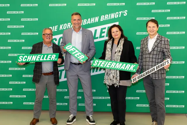 Verkehrsverbund-GF Peter Gspaltl, Landesbaudirektor Andreas Tropper, Landesrätin Claudia Holzer und Referatsleiter Bernhard Breid vom Land Steiermark (v.l.). | Foto: Tom Lamm
