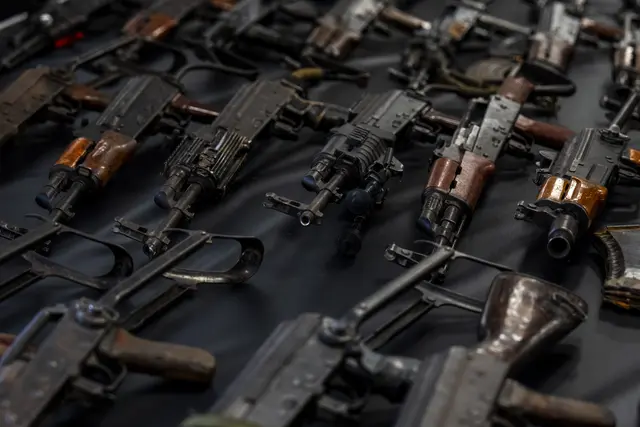 Zuletzt hat die Polizei ein Waffenversteck der Terrororganisation Hamas in einem angemieteten Lagerraum in Wien ausgehoben. (Symbolbild) | Foto: Ariel Schalit / AP / picturedesk.com