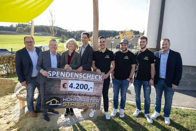 Spendenübergabe für die Volksschule und den Kindergarten. | Foto: Gemeinde Höhnhart