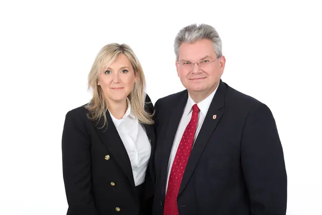 Leondings Bürgermeisterin Sabine Naderer-Jelinek mit Finazreferent, Vizebürgermeister, Harald Kronsteiner. | Foto: Stadtarchiv Leonding