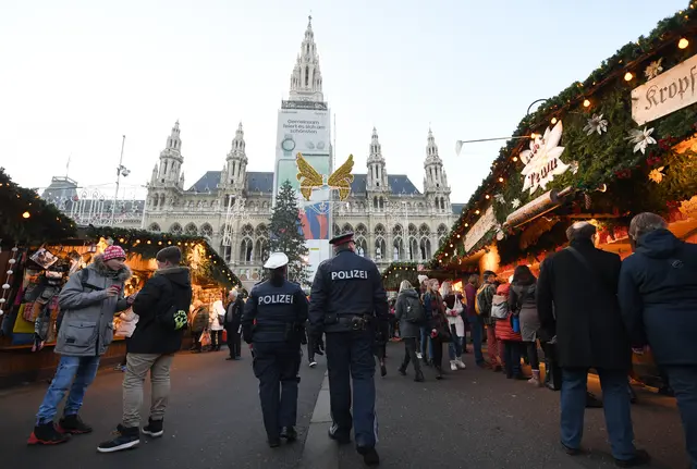 Österreichweit gibt es erhöhte Sicherheitsvorkehrungen für Christkindlmärkte. Bei den Sicherheitskonzepten der Wiener Märkte arbeiten Polizei, Veranstalter und Stadt eng zusammen. (Archiv) | Foto: HELMUT FOHRINGER / APA / picturedesk.com