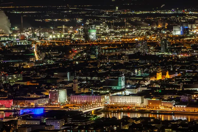 Der Linzer Nachthimmel ist zu hell: Industrie- und Gewerbestandorte im Osten der Stadt verursachen den größten Anteil an Lichtemissionen.  | Foto: PTU/Stadt Linz